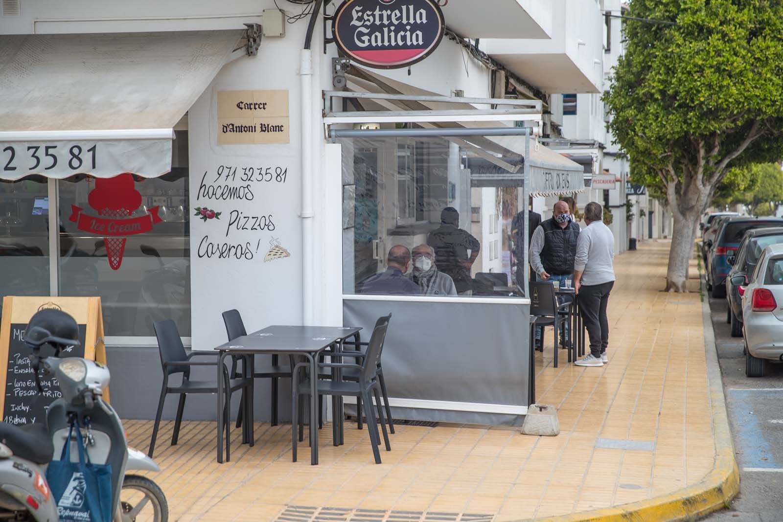 Las terrazas levantan el ánimo en Formentera