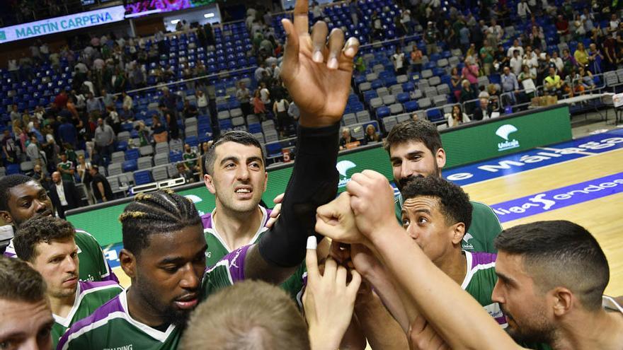 Los jugadores del Unicaja celebran una de sus últimas victorias ligueras en el Martín Carpena.