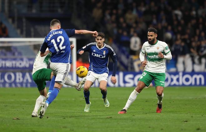 El Oviedo pega más duro: remontada ante el Elche (3-2)