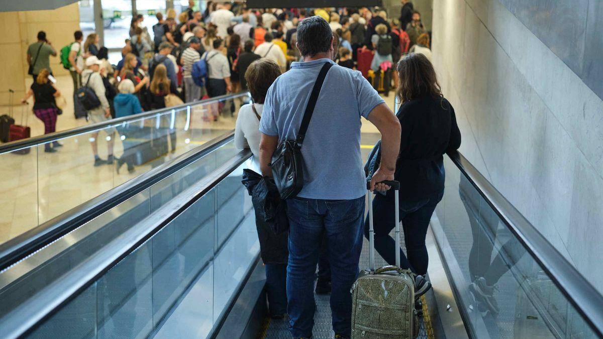 Pasajeros en el aeropuerto Tenerife Norte.