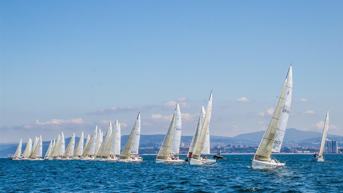 Casi 40 barcos se disputan el Campeonato de España en Baiona.