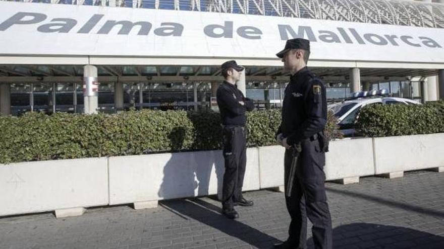 Agentes de la Policía Nacional vigilan el acceso al Aeropuerto de Palma.