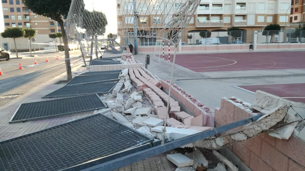 El muro del Colegio Maristas que ha caído por el fuerte poniente que sopla hoy en Cullera.