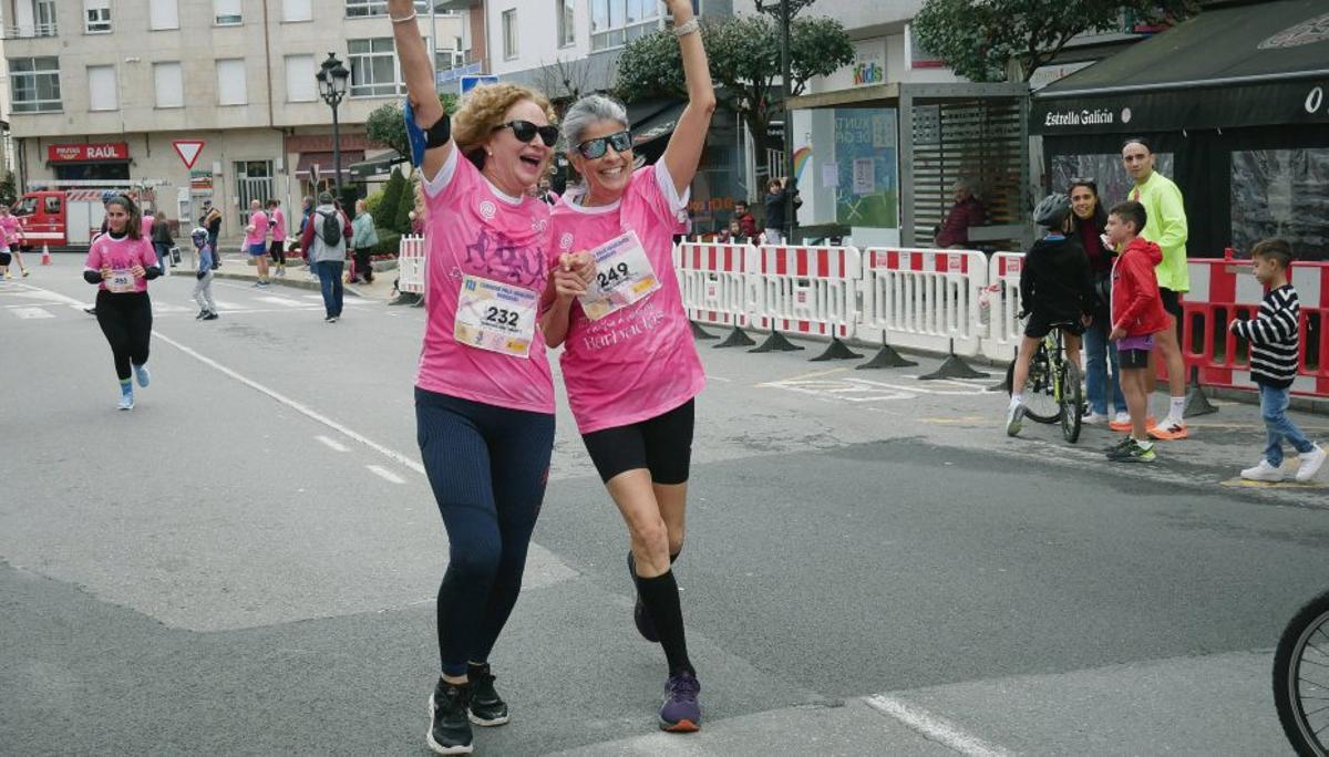 Dos de las participantes celebran su llegada a la meta. | I. OSORIO