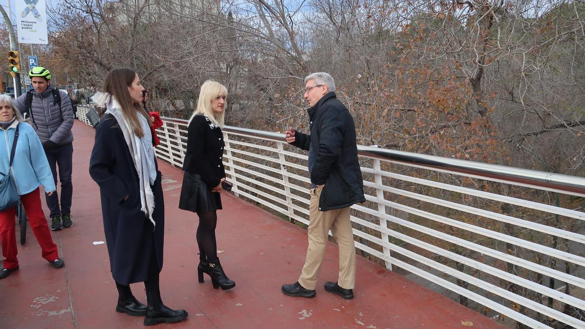 La alcaldesa, Pilar Díaz, en el Pont d'Esplugues