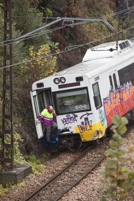 Un tren descarrila en El Entrego por un argayo