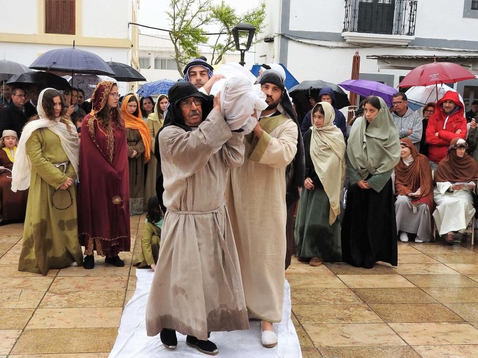 El tiempo dio una tregua para la procesión de Jesús Nazareno en Sant Ferran y ayer el vía crucis se celebró bajo una fina lluvia