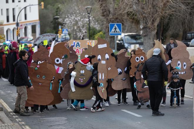 Mira aquí las imágenes de la rúa de carnaval en Sant Joan