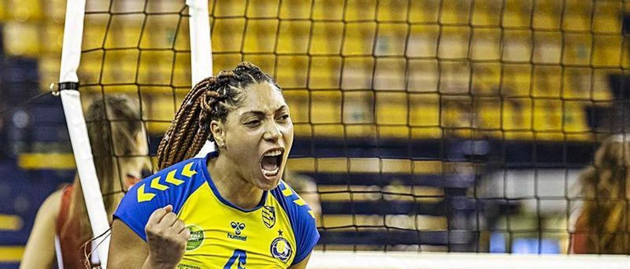 Natalie Goçalves celebra con rabia un punto del Gran Canaria Urbaser, ayer. | |