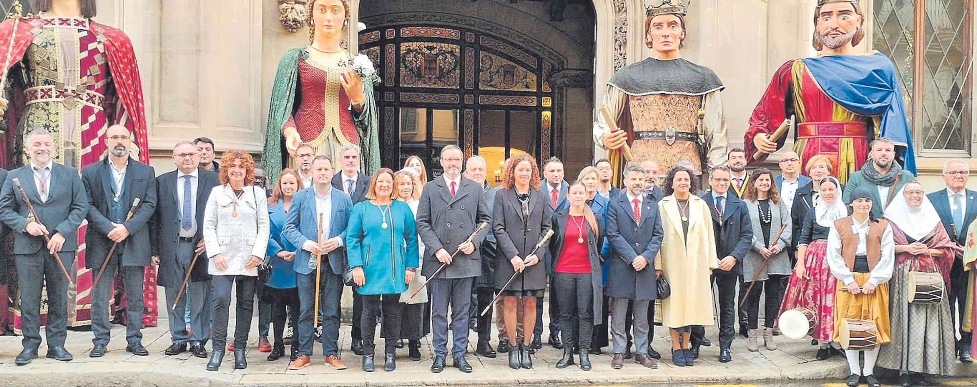 Catalina Cladera y José Hila con el pleno del Consell de Mallorca y alcaldes de la isla.