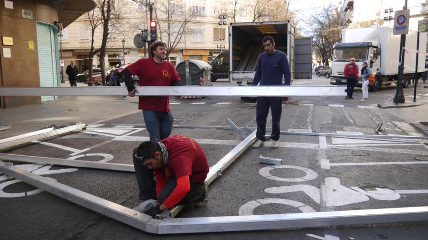 Instalación de una carpa en Joaquín Costa.