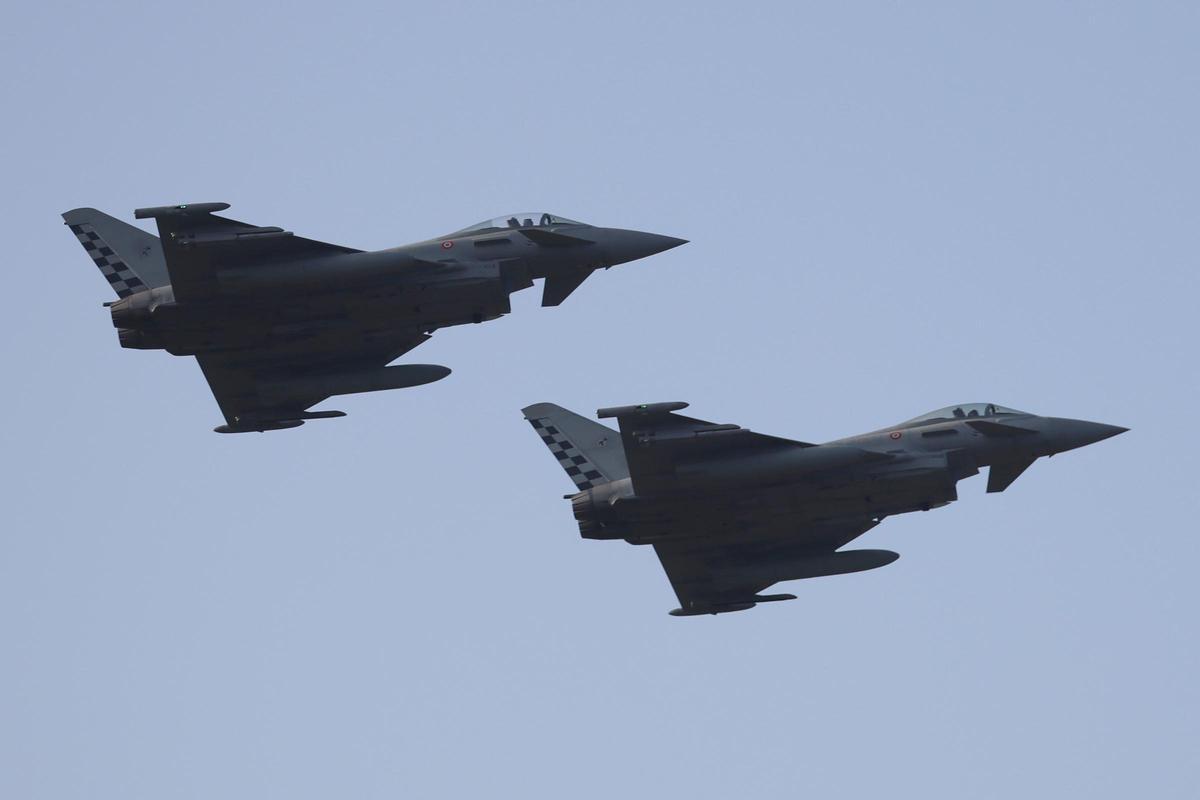 Dos aviones Eurofighter Typhoon realizan un vuelo a baja altura.