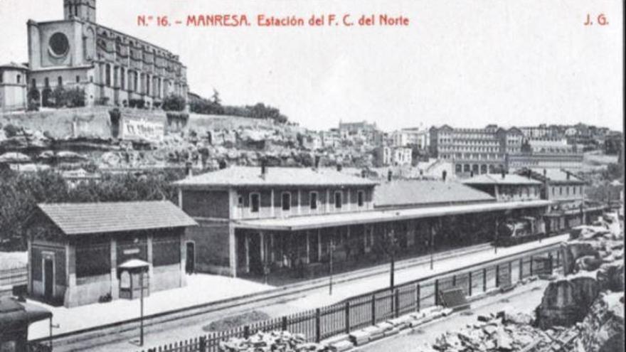 Vista parcial de l&#039;estació dels Ferrocarrils del Nord, i darrere, la Seu, a la dècada del 1910 aproximadament