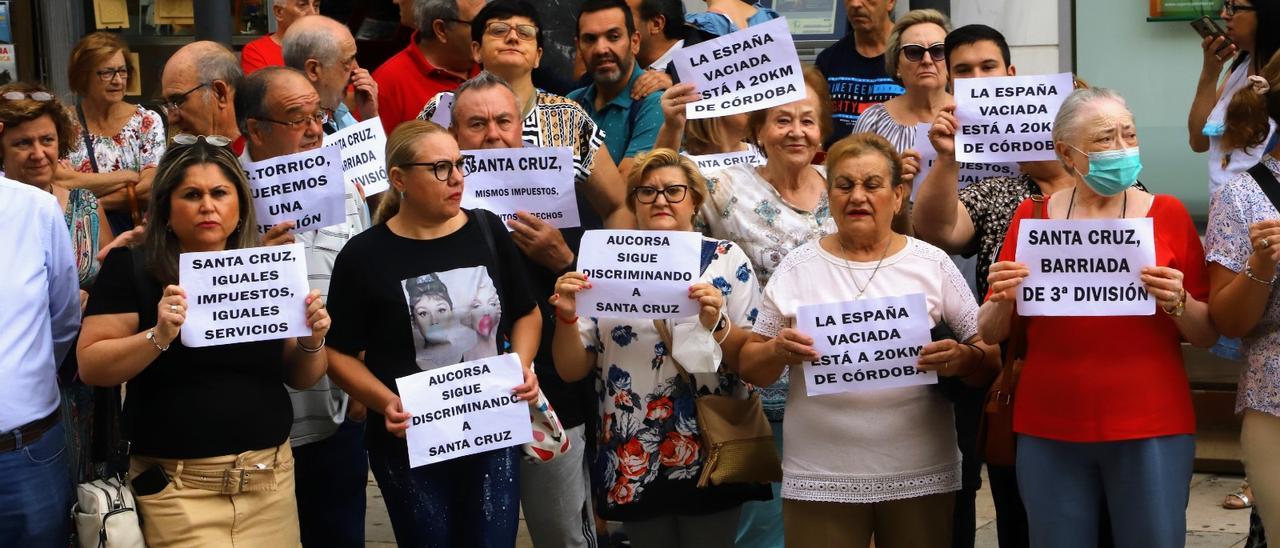 Concentración de vecinos de Santa Cruz hoy a las puertas del Ayuntamiento.