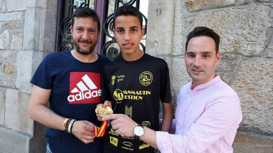 El presidente del San Paio, Cillero, el atleta Mehdi Naboui, y el técnico Ángel Fernández. // Bernabé/Cris M.V.