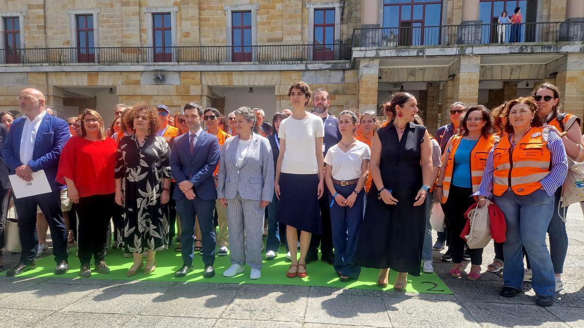 Del Arco y Bustinduy, tercera y cuarto por la izquierda, con otros asistentes al Congreso.