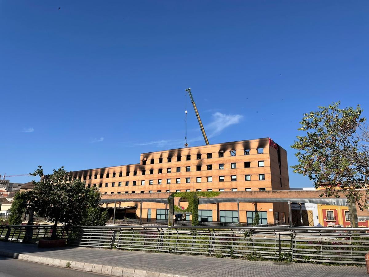 Los bomberos ya están retirando la cubierta del hotel Ibis