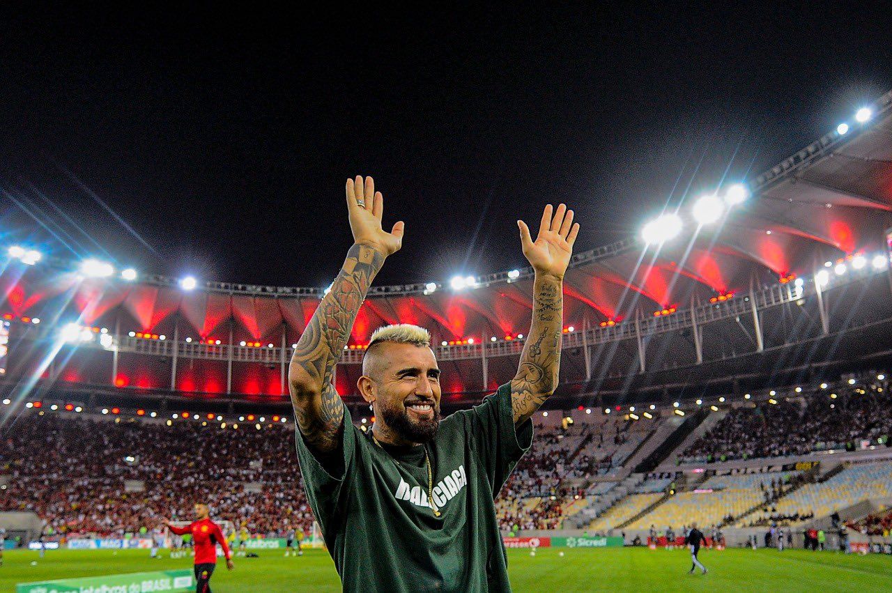 Arturo Vidal ayer en Maracaná saludando a su nueva afición