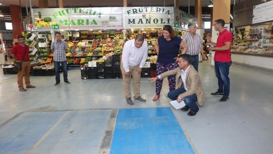 Manuel Morales, Blanca Fernández y José Bernal visitaron las instalaciones antes de convocar el concurso de obras para la reforma del mercado central.