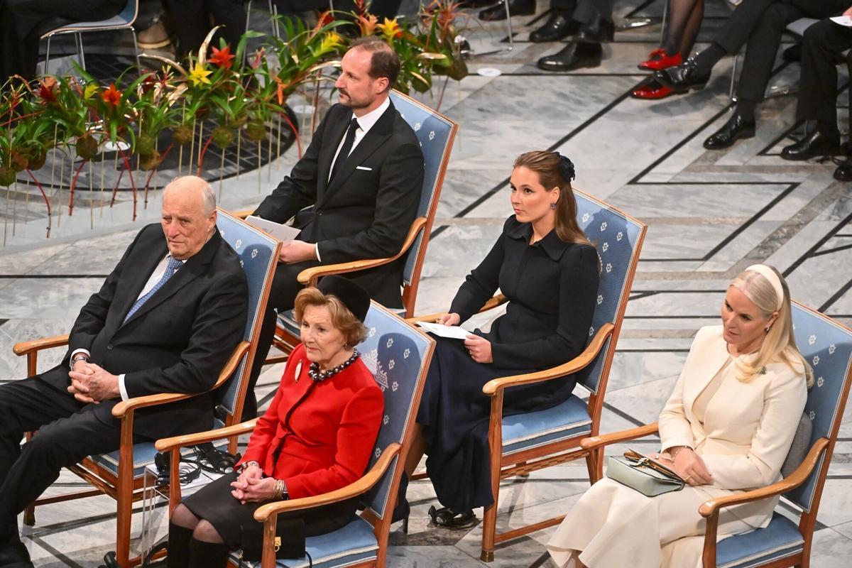 El rey Harald V de Noruega, Magnus Haakon, príncipe heredero de Noruega, la reina Sonja de Noruega, la princesa Ingrid Alexandra de Noruega y la princesa heredera Mette-Marit de Noruega, de izquierda a derecha, en la ceremonia de entrega del Premio Nobel de la Paz 2025, en el Instituto Nobel Noruego en Oslo, el 10 de diciembre de 2025. Aunque la líder de la oposición venezolana María Corina Machado no podrá asistir a la ceremonia ni a los eventos de hoy, nos complace enormemente confirmar que se encuentra bien y que estará con nosotros en Oslo, declaró el Instituto en un comunicado. Fotógrafa: Naina Helén Jåma/Bloomberg