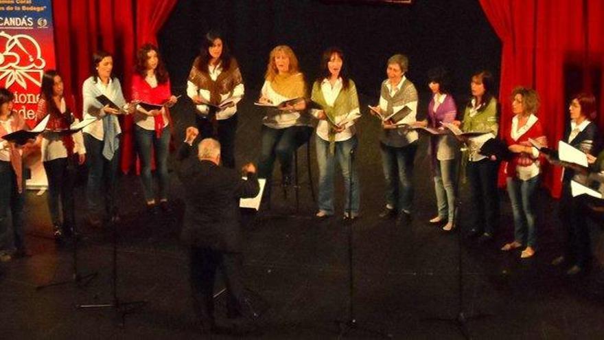 Salvador Cuervo dirigiendo al grupo &quot;Marañueles San Félix&quot;, ayer en el Teatro Prendes de Candás.| m. g. salas
