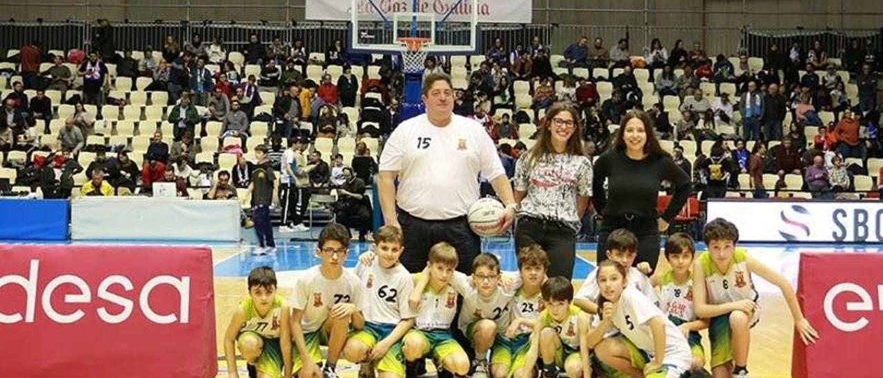 Equipo mini mixto del Basketdeza en el partido Monbus Obradoiro-Baxi Manresa de la Liga Endesa.