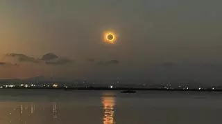 “El eclipse de nuestras vidas lo vivimos en l’Albufera": gritos y aplausos en el embarcadero más bonito de València