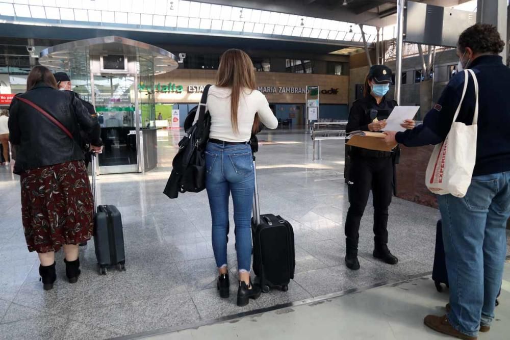 Controles policiales en la estación María Zambrano