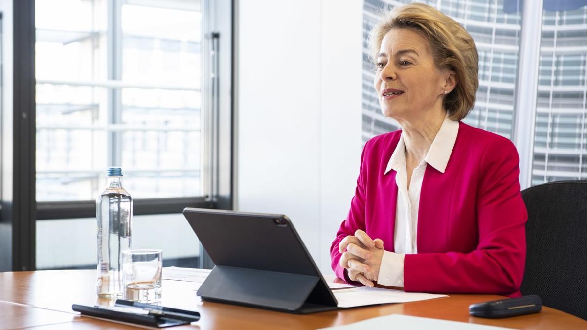 La presidenta de la Comisión Europea, Ursula von der Leyen, durante una videollamada.