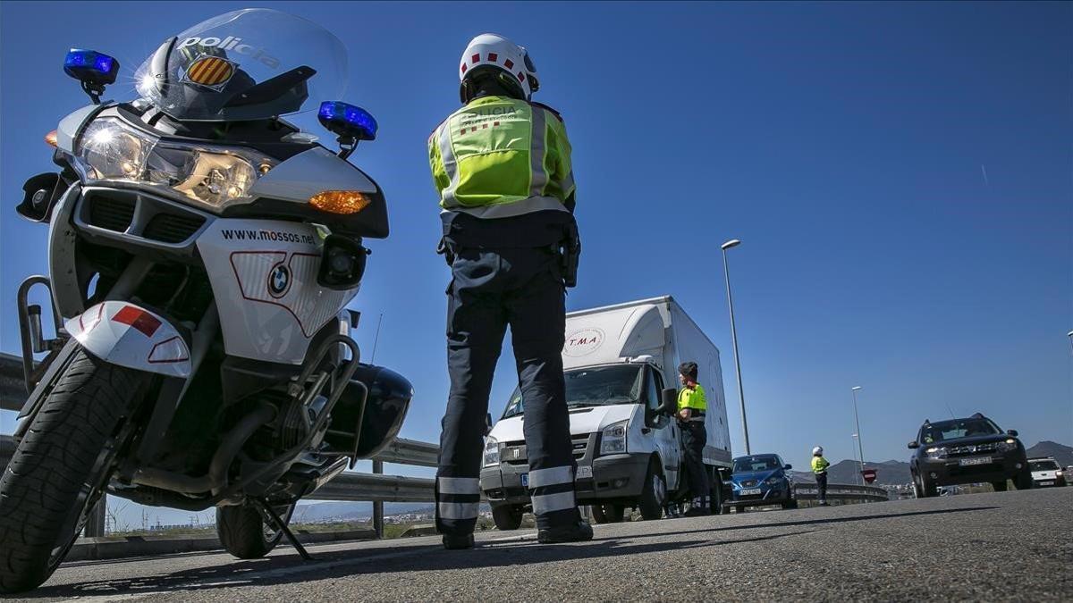 Mossos d'Esquadra en un coche camuflado para detectar infracciones de tráfico