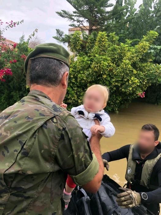 Imagen del despliegue militar en la Vega Baja para auxiliar a vecinos afectados por la gota fría.