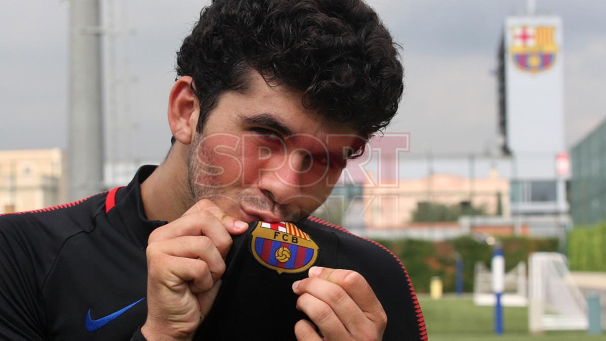 Aleñá besa el escudo del Barça; su compromiso es total tras firmar su renovación