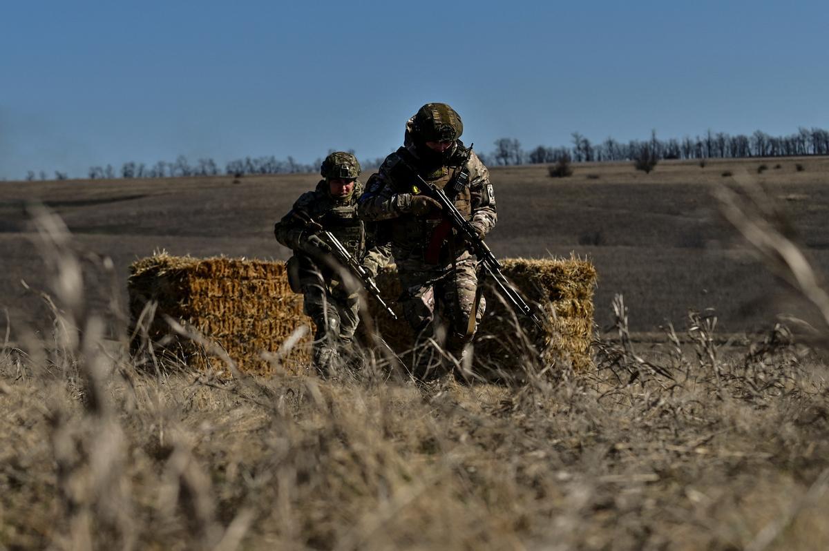 Soldados ucranianos realizan ejercicios militares en Zaporiyia