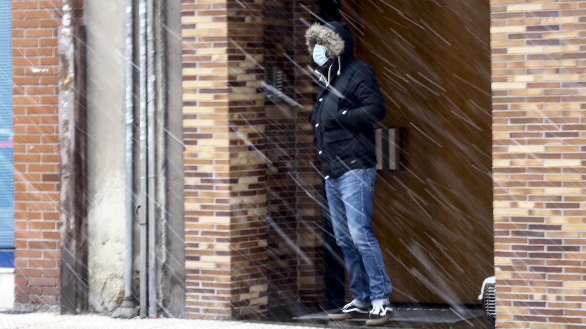 Oviedo amanece cubierta por un manto blanco tras la llegada de la borrasca "Filomena"