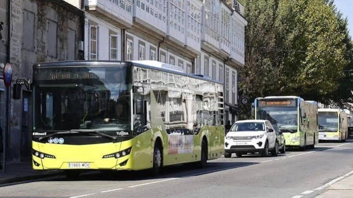 Un autobús urbano pola zona de San Roque
