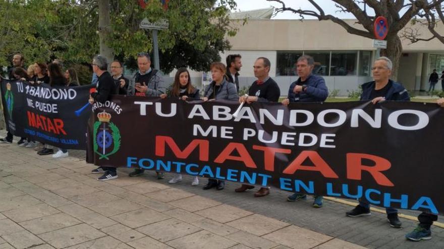 Protesta de los funcionarios de Fontcalent y Villena el sábado en la Universidad.