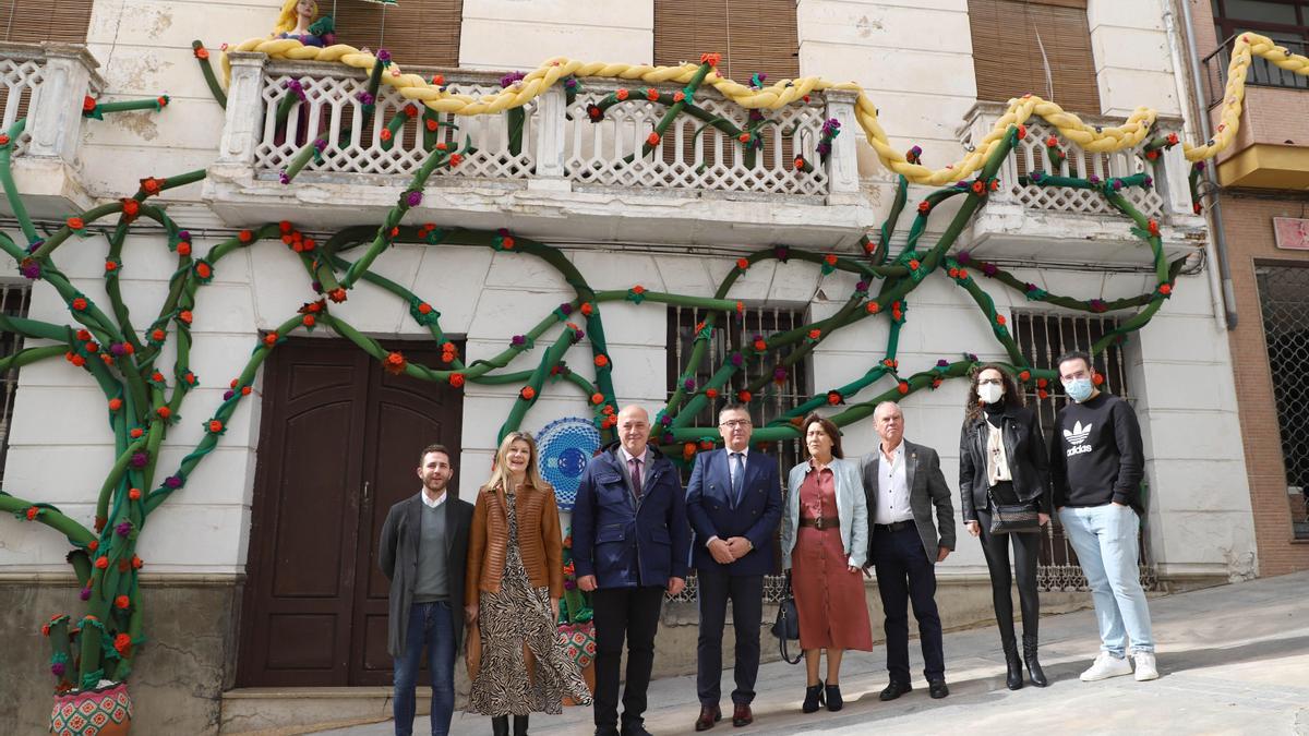 Antonio Ruiz y Lope Ruiz, con concejales, ante una de las obras.