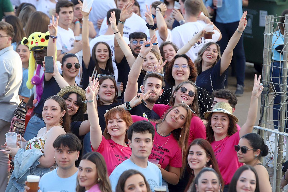 Centenares de jóvenes hacen el tradicional botellón del miércoles de Feria