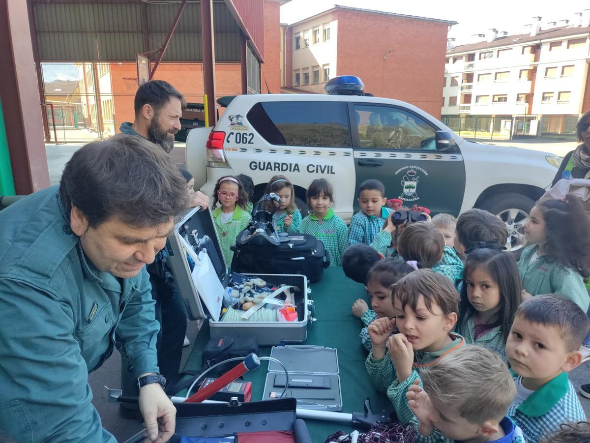 Las secciones de la Guardia Civil en el colegio Reconquista