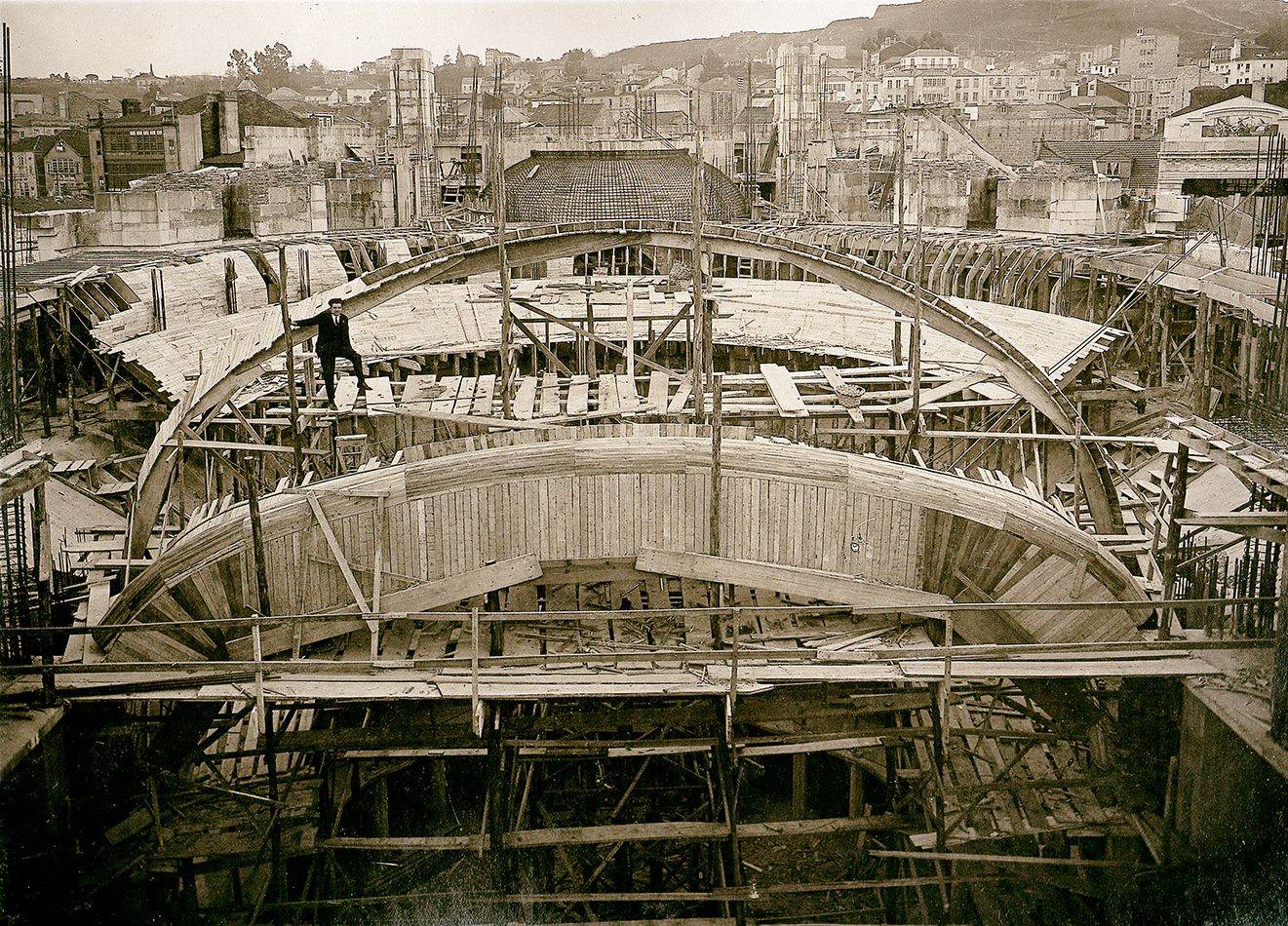 Imágenes de la construcción del teatro García Barbón, obras que se iniciaron en 1913 y concluyeron en 1927, siguiendo el proyecto del arquitecto Antonio Palacios.  Afundac (.jpg