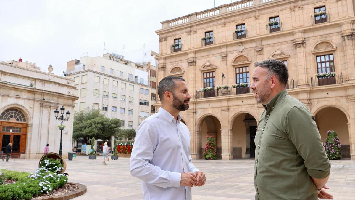 Samuel Falomir y Rafa Simó conversan en la plaza Mayor de la capital de la Plana.