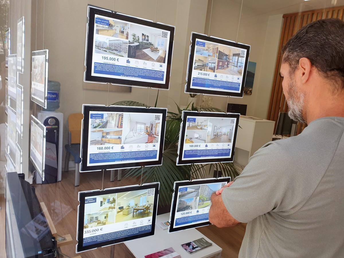 Escaparate de una inmobiliaria en Vigo