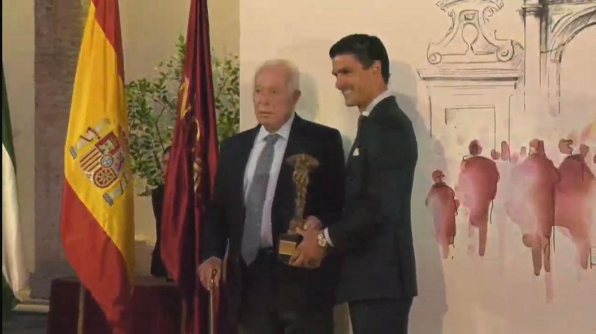 Pablo Aguado recibe el trofeo de manos de Curro Romero