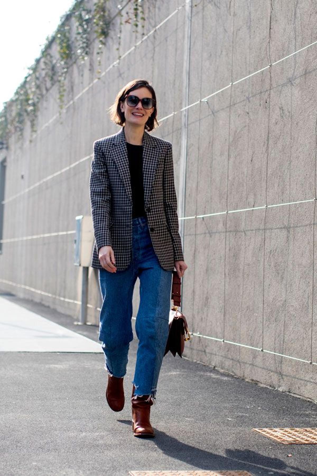 Chaqueta de cuadros con vaqueros y botines