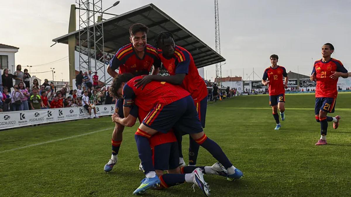 Los jugadores de España sub 17, celebrando un gol