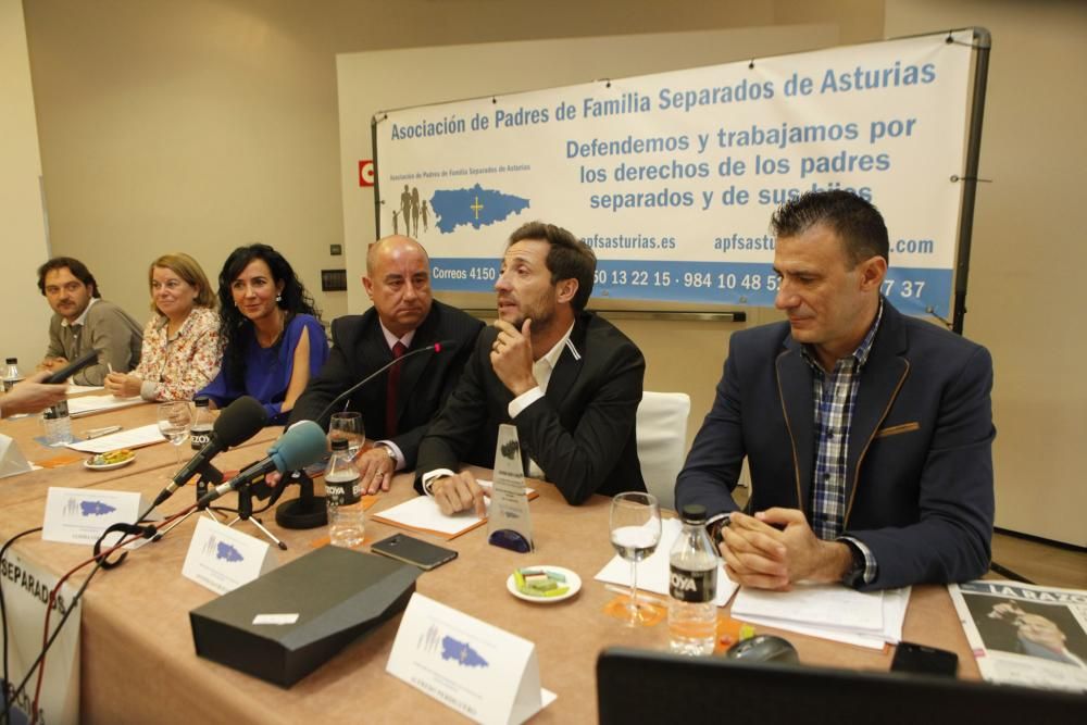 Antonio David acude en Gijón a la reunión de padres separados y divorciados