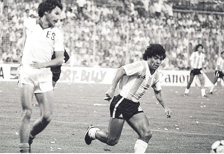 El Pelusa, durante el partido ante El Salvador en Alicante el 18 de junio de 1982.