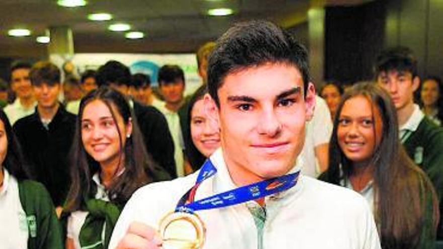Jacobo Garrido muestra su medalla de oro. |  // CARLOS PARDELLAS
