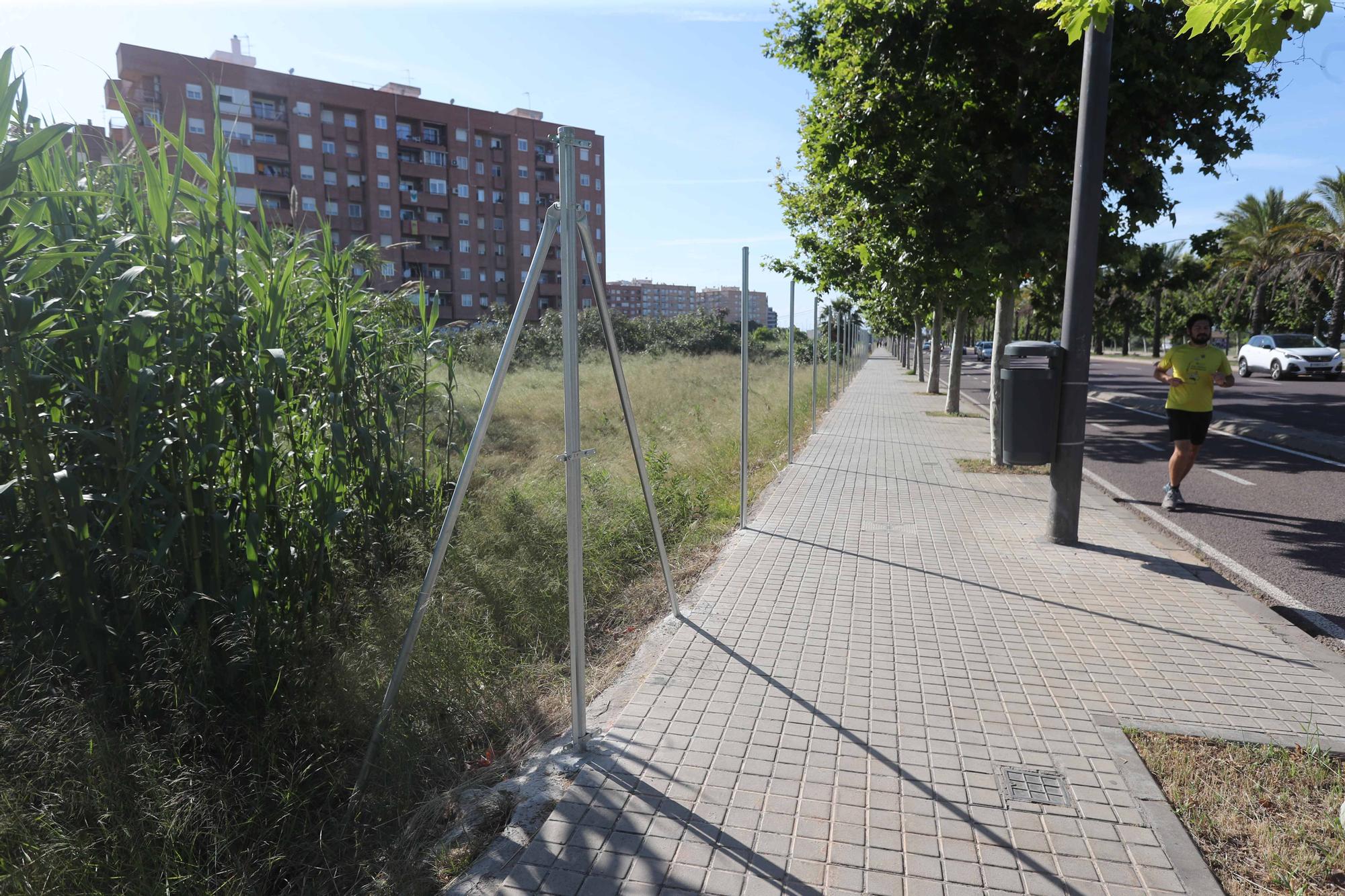 Protesta de los vecinos de Benimaclet contra el vallado de solares ocupados