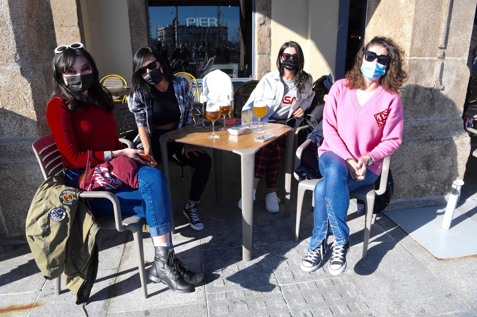 Sol, playa, paseos y terrazas llenas con señalización segura en A Coruña